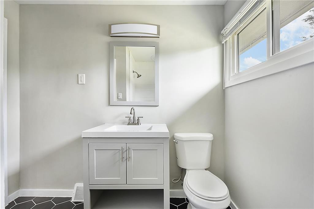 614 Springdale Drive Pittsburgh, PA 15235 - Photo 21 of 31 a bathroom with a toilet a sink and mirror