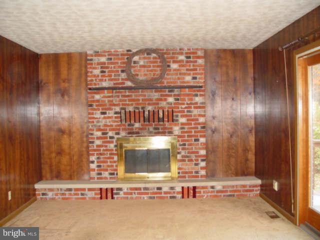 14601 Viewcrest Road Southwest Cumberland, MD 21502 - Photo 6 of 10 Family Room