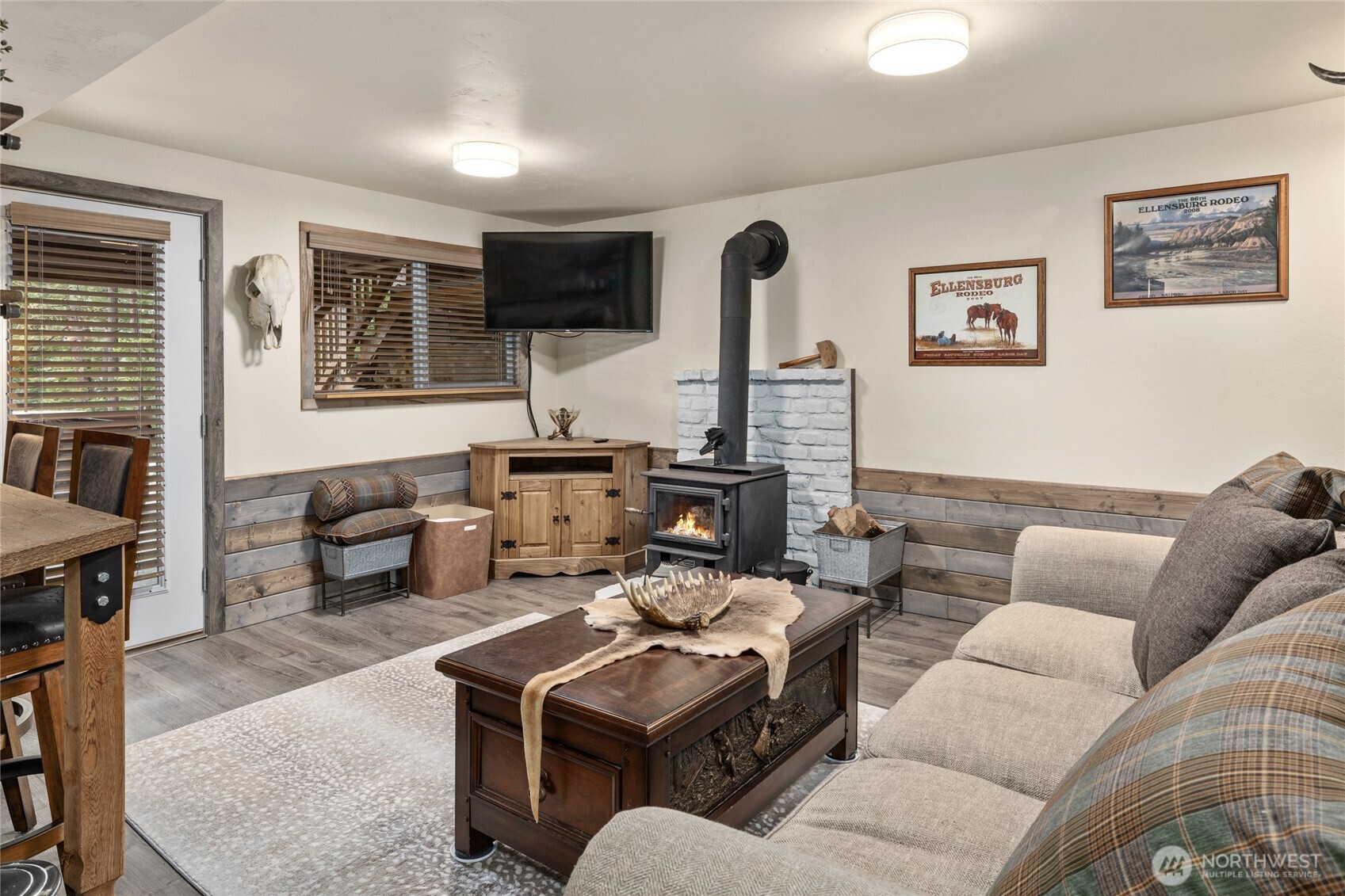 110 Deer Point Lane Ronald, WA 98940 - Photo 18 of 40 a living room with furniture kitchen view and a window