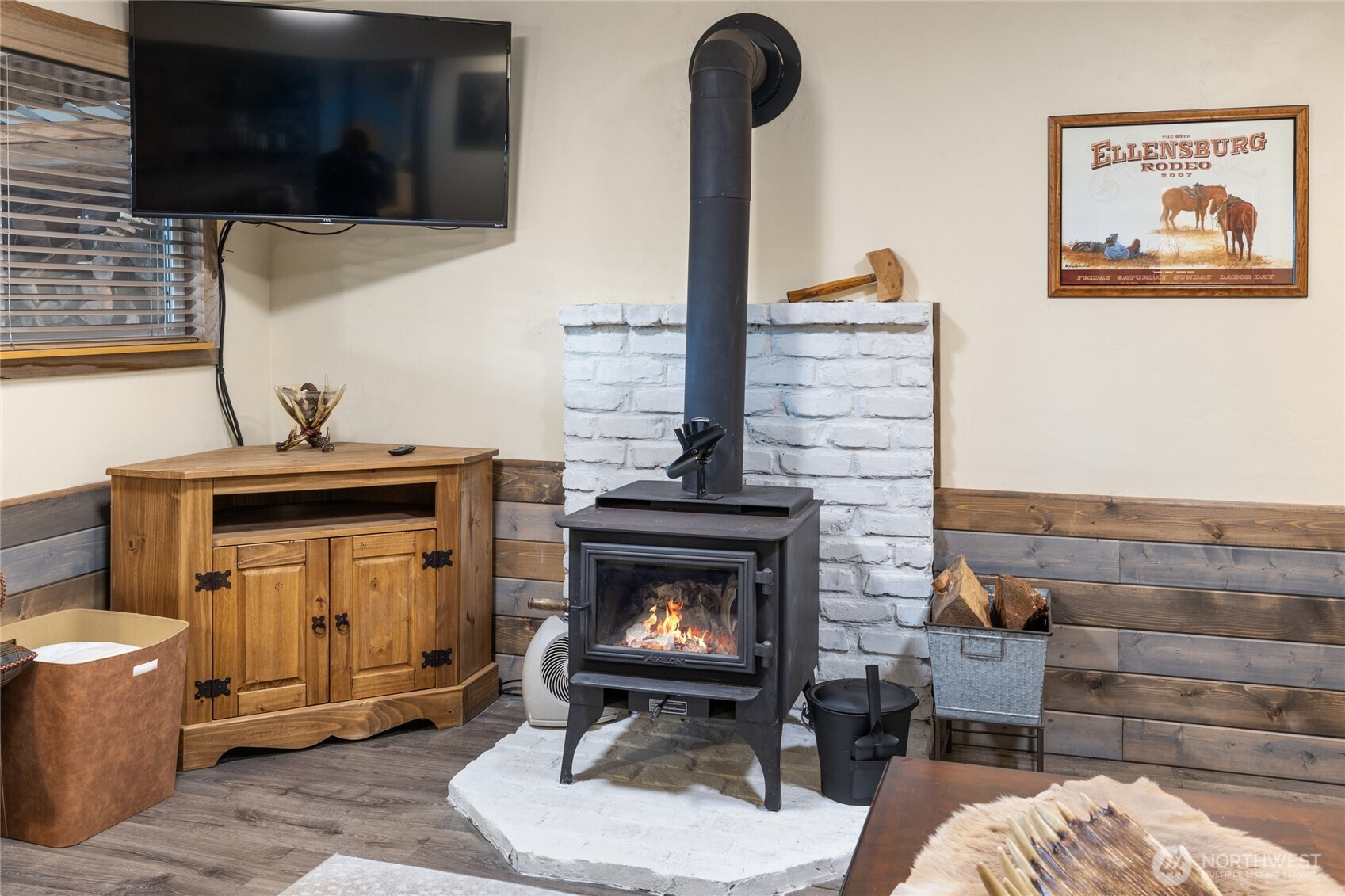 110 Deer Point Lane Ronald, WA 98940 - Photo 19 of 40 a living room with furniture a flat screen tv and a fireplace