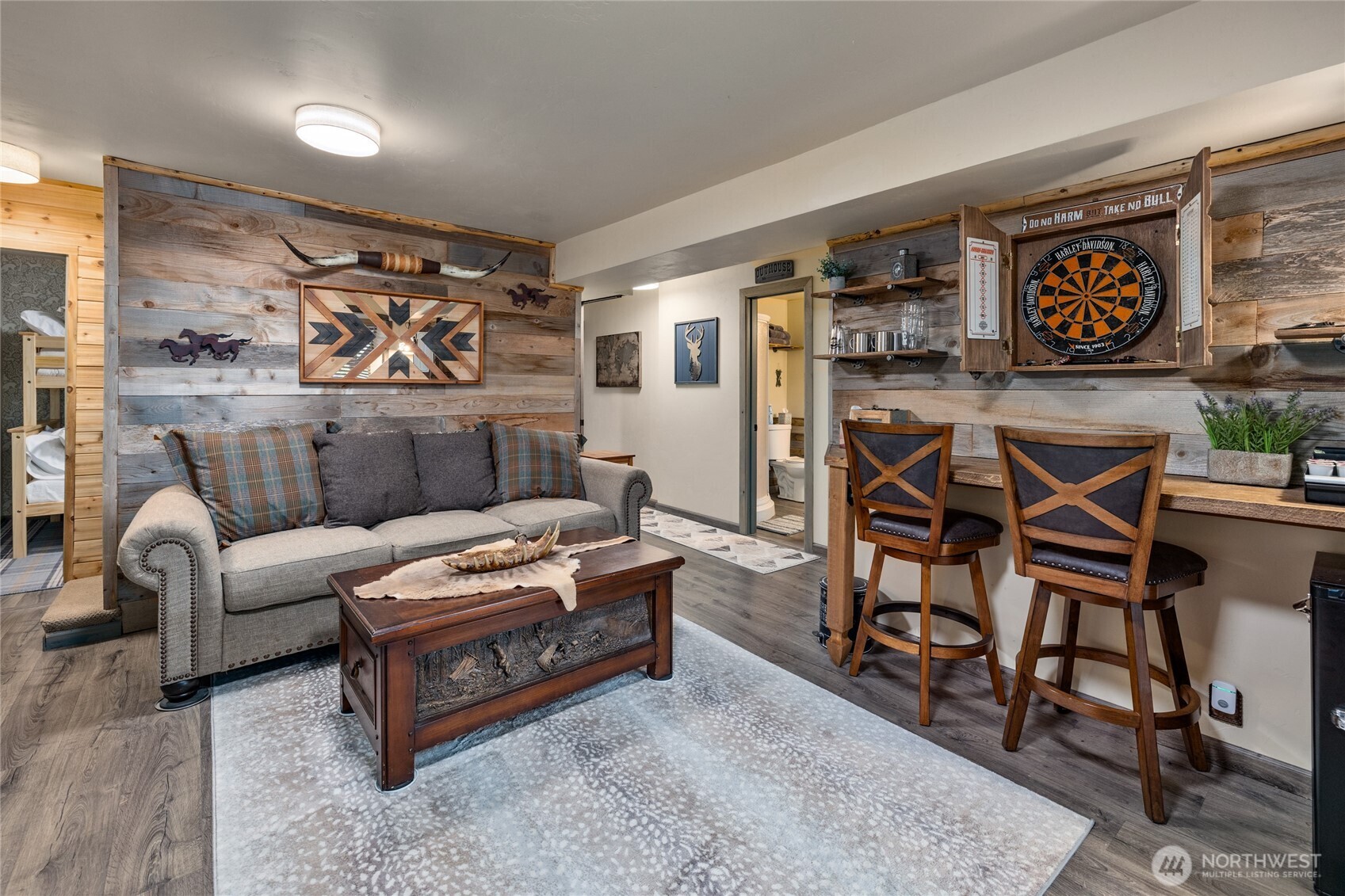 110 Deer Point Lane Ronald, WA 98940 - Photo 20 of 40 a living room with furniture and a flat screen tv