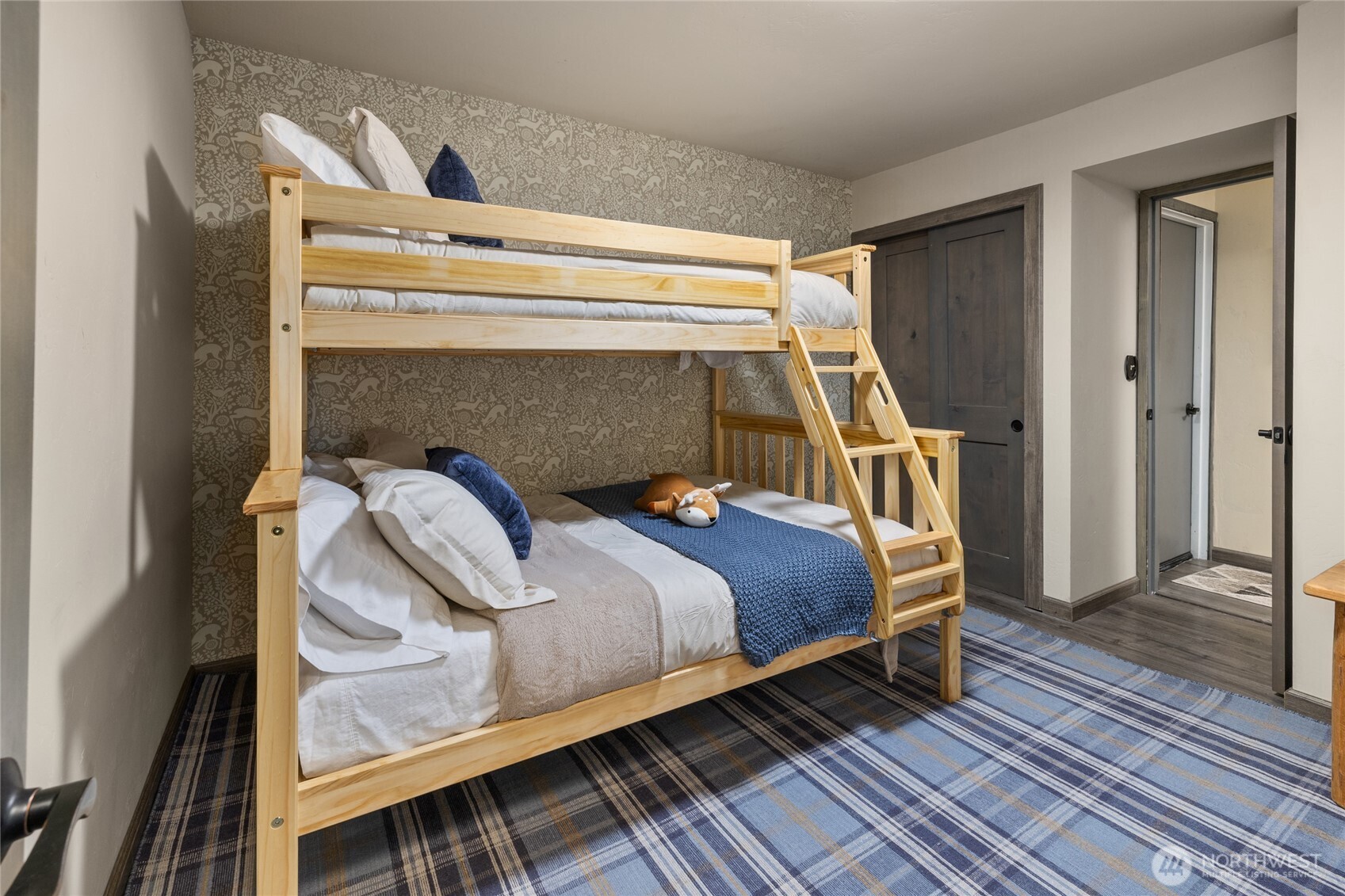 110 Deer Point Lane Ronald, WA 98940 - Photo 22 of 40 a bedroom with a bed and wooden floor