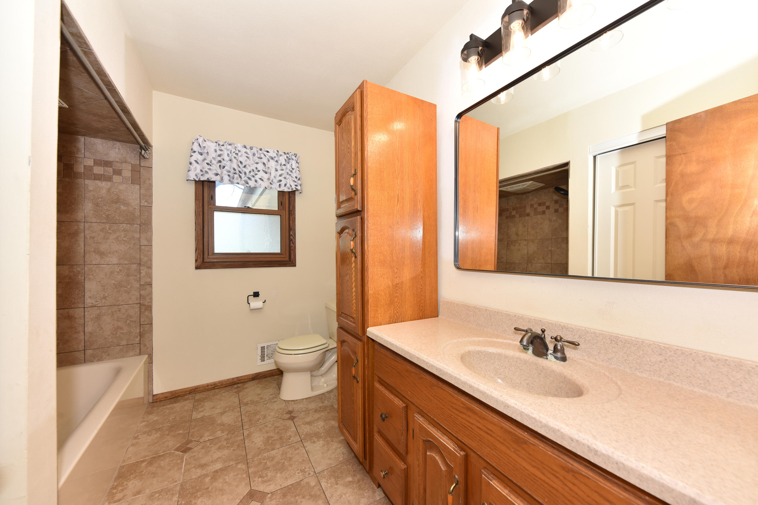 36640 Prairie Drive Summit, WI 53066 - Photo 23 of 30 Full Bathroom