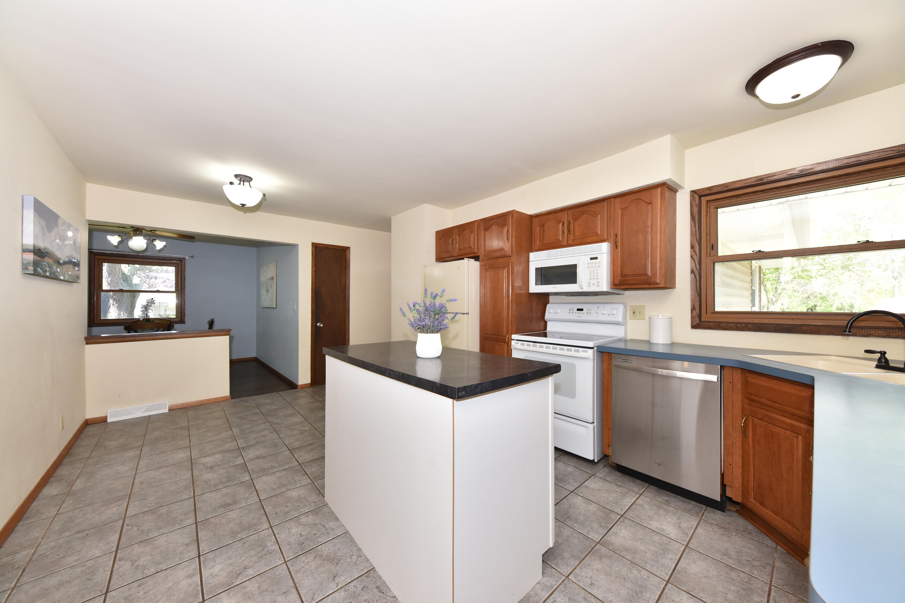 36640 Prairie Drive Summit, WI 53066 - Photo 6 of 30 Kitchen