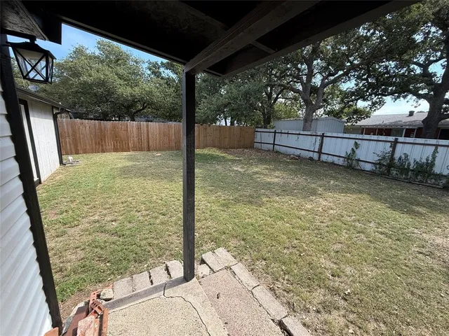 a view of a backyard