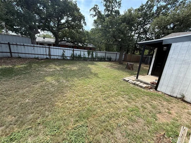 a view of a backyard