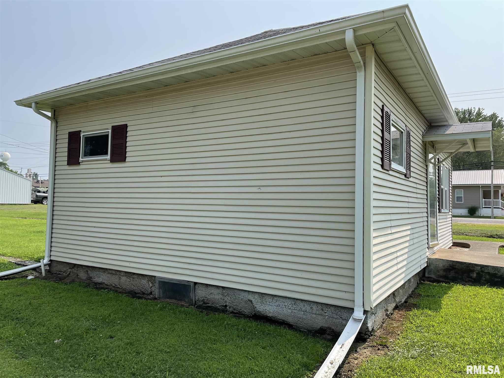 303 West Patton Valier, IL 62891 - Photo 2 of 9 Gallery Image 2