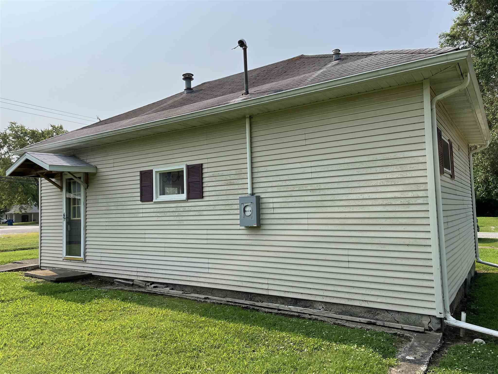 303 West Patton Valier, IL 62891 - Photo 3 of 9 Gallery Image 3