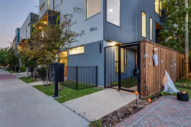 a view of a house with backyard and tree