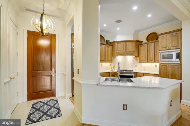 $950,000 | 2801 Langston Boulevard, Unit 305, Arlington, VA 22201