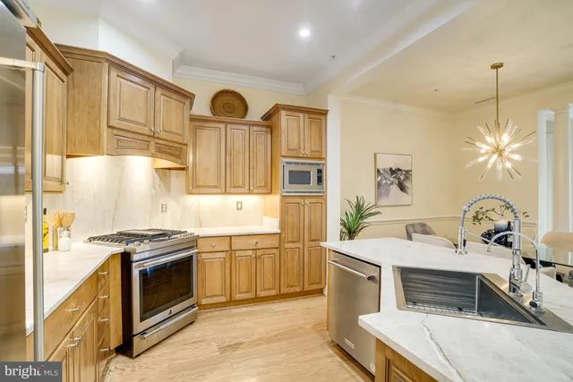 $950,000 | 2801 Langston Boulevard, Unit 305, Arlington, VA 22201