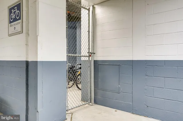 $950,000 | 2801 Langston Boulevard, Unit 305, Arlington, VA 22201