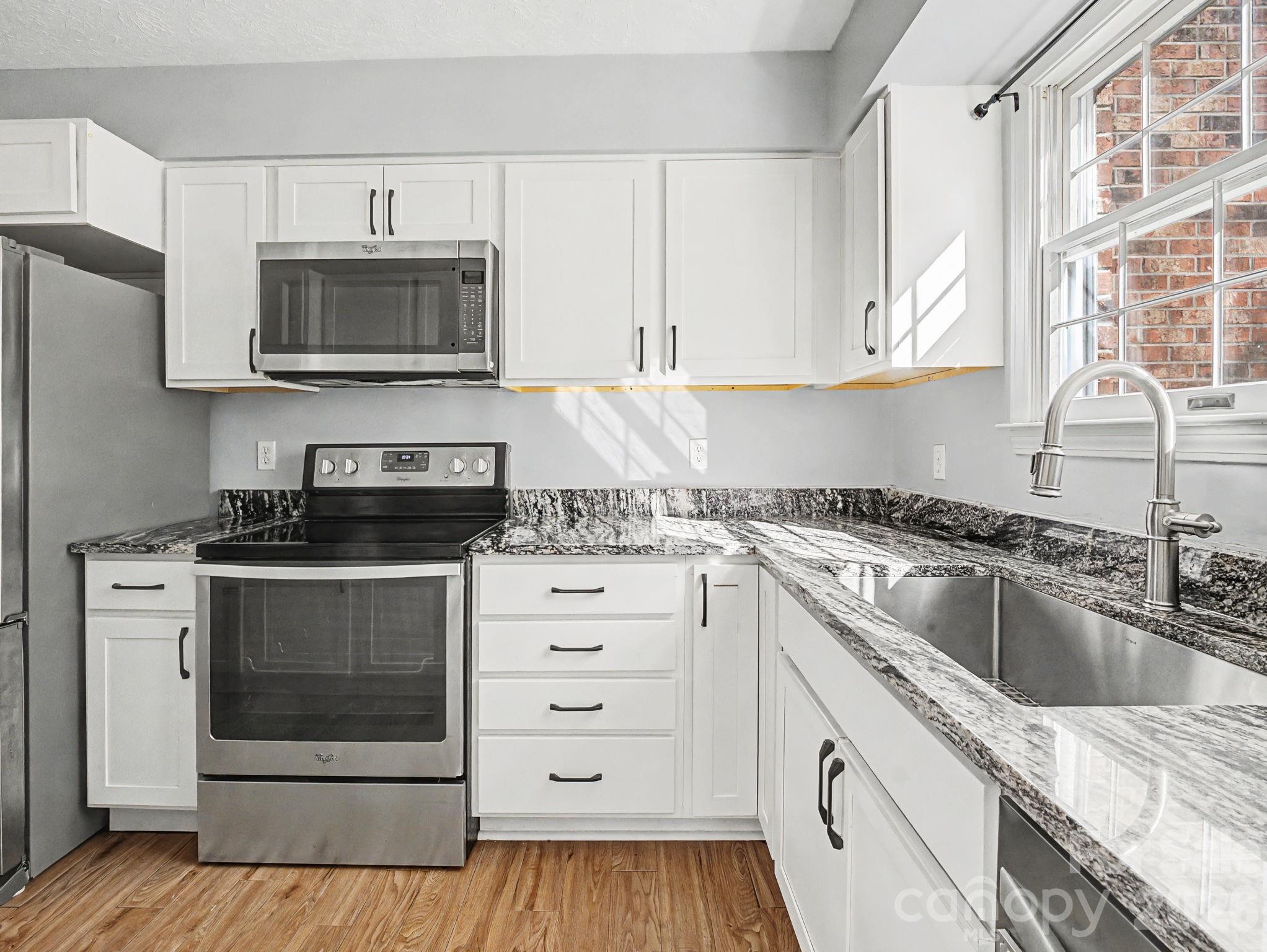 1409 Kensington Road, Unit B4 Hendersonville, NC 28791 - Photo 6 of 35