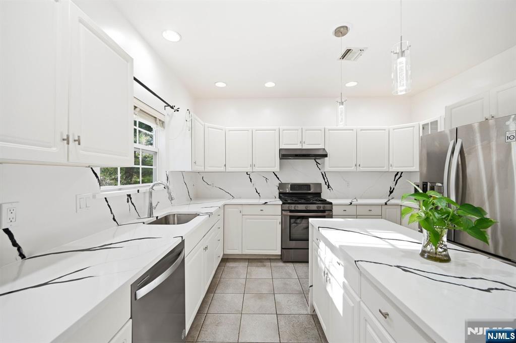 19 Colmart Way Bridgewater, NJ 08807 - Photo 9 of 44