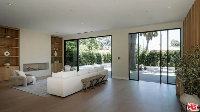 $5,495,000 | 23346 Collins Street, Woodland Hills, CA 91367