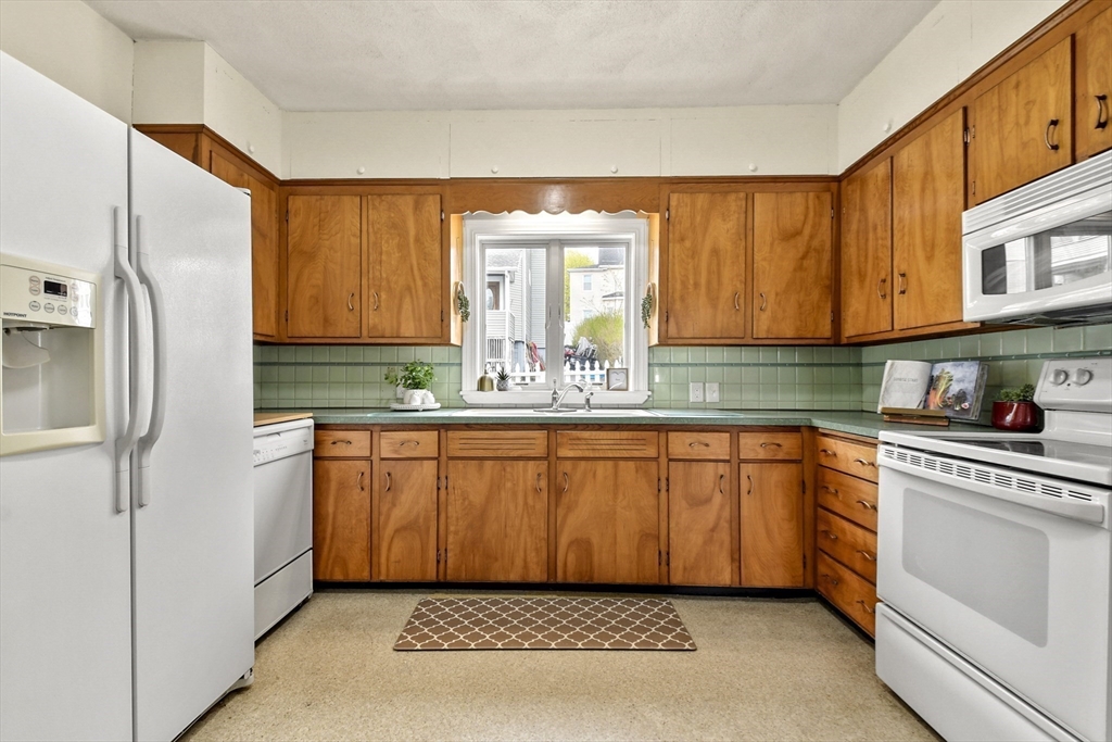 12 Bradford Terrace Everett, MA 02149 - Photo 8 of 28