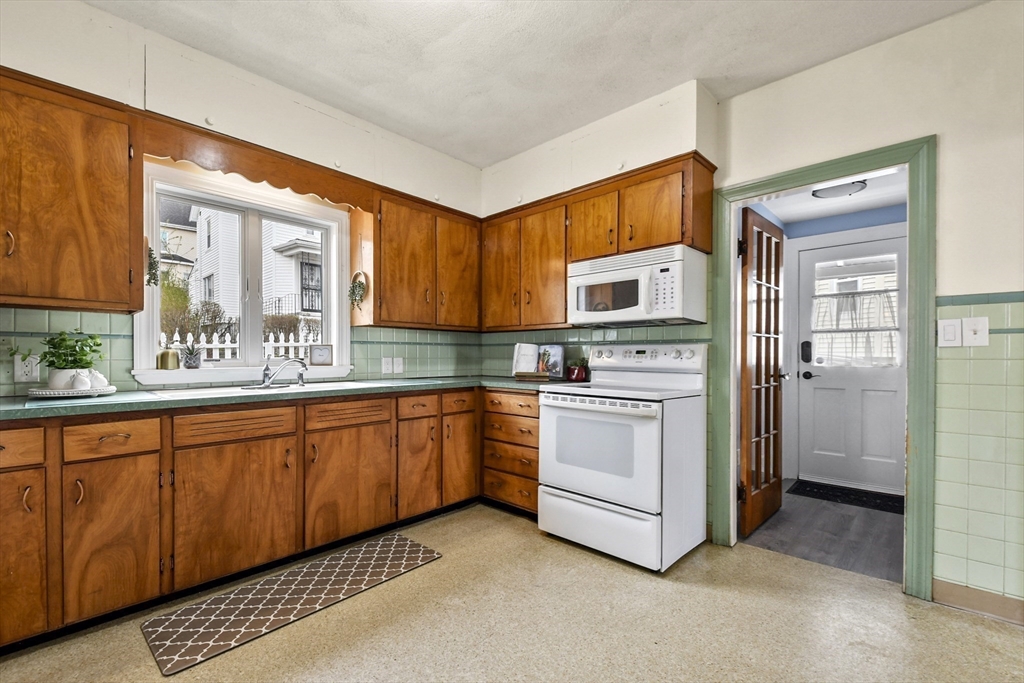 12 Bradford Terrace Everett, MA 02149 - Photo 9 of 28