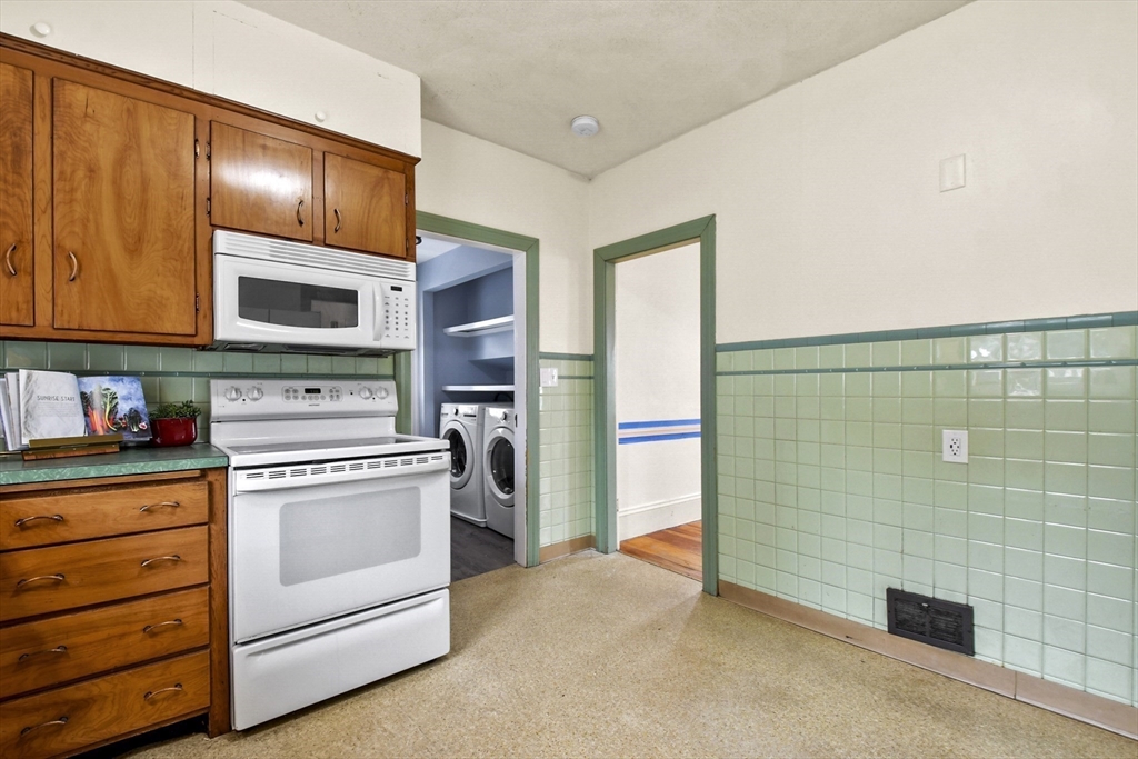 12 Bradford Terrace Everett, MA 02149 - Photo 10 of 28