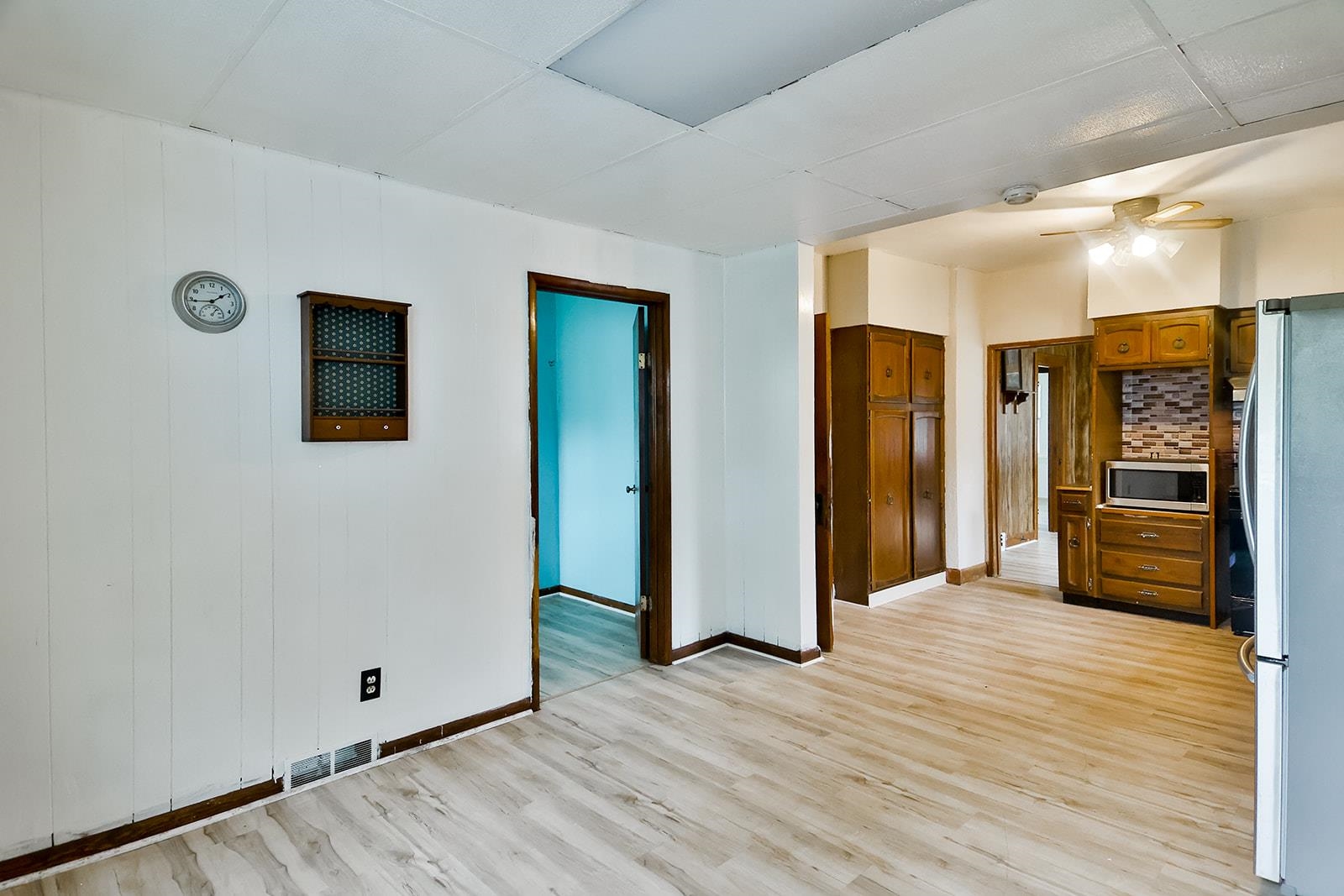 407 Barnum Road Rockford, IL 61109 - Photo 11 of 26 a view of a livingroom with wooden floor