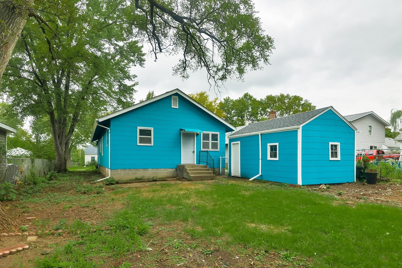 407 Barnum Road Rockford, IL 61109 - Photo 4 of 26 a view of front of a house with a yard