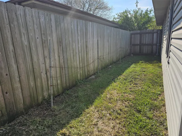 a view of a backyard with pathway