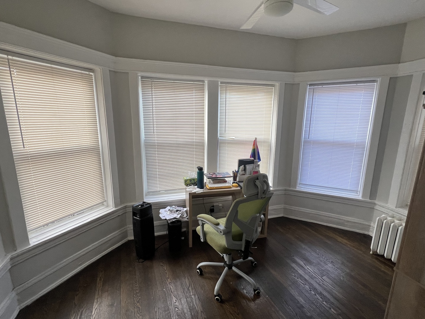 7661 North Sheridan Road Chicago, IL 60626 - Photo 11 of 19 a living room with furniture and a window