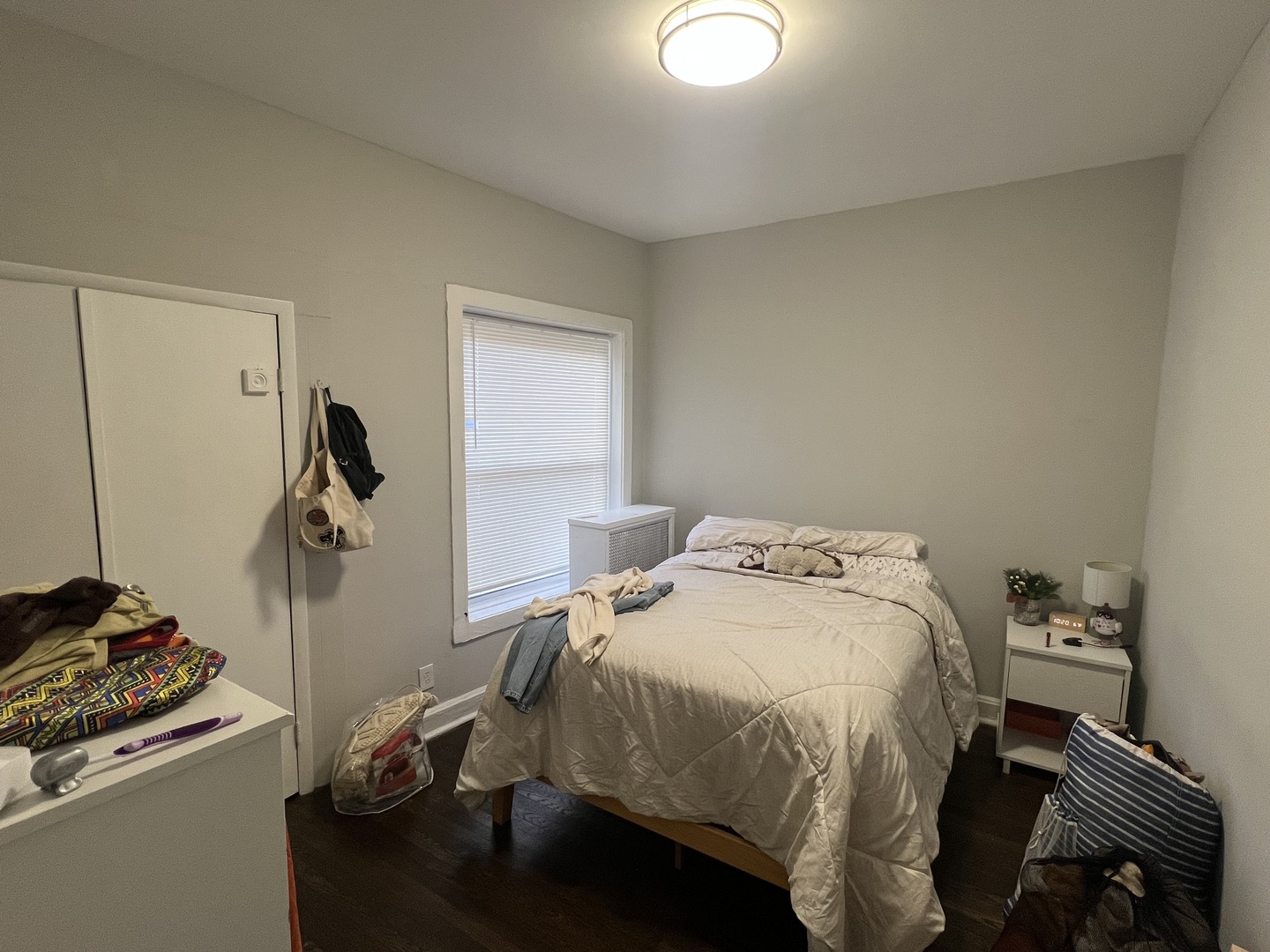 7661 North Sheridan Road Chicago, IL 60626 - Photo 13 of 19 a bedroom with a bed and a dresser