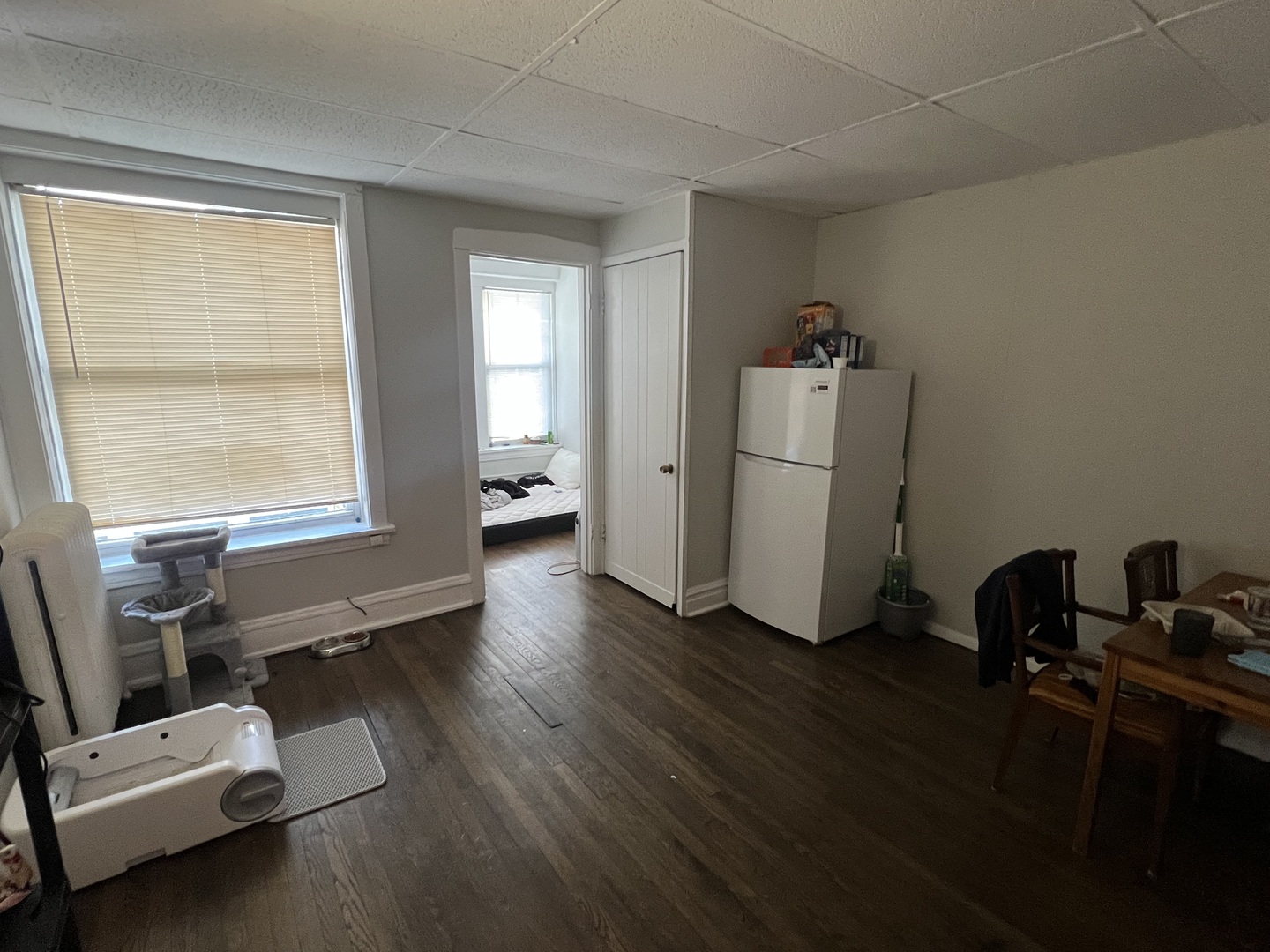 7661 North Sheridan Road Chicago, IL 60626 - Photo 15 of 19 a room with a window and wooden floor