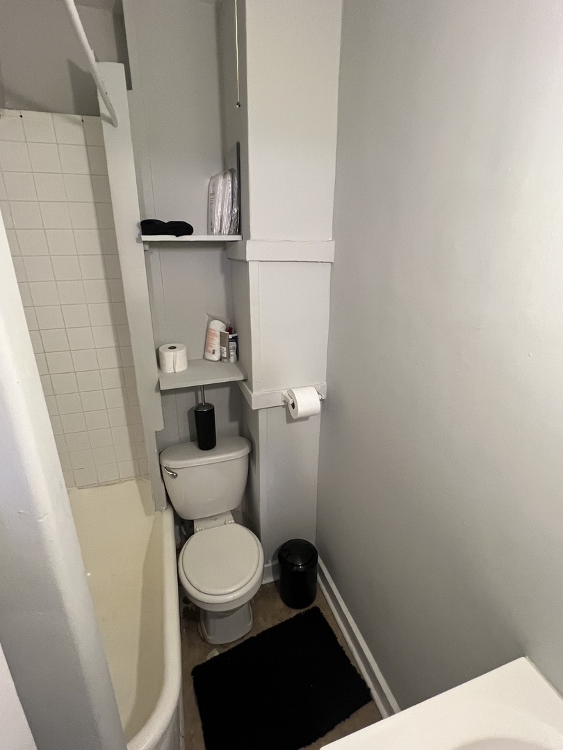 7661 North Sheridan Road Chicago, IL 60626 - Photo 17 of 19 a bathroom with a toilet and a shower