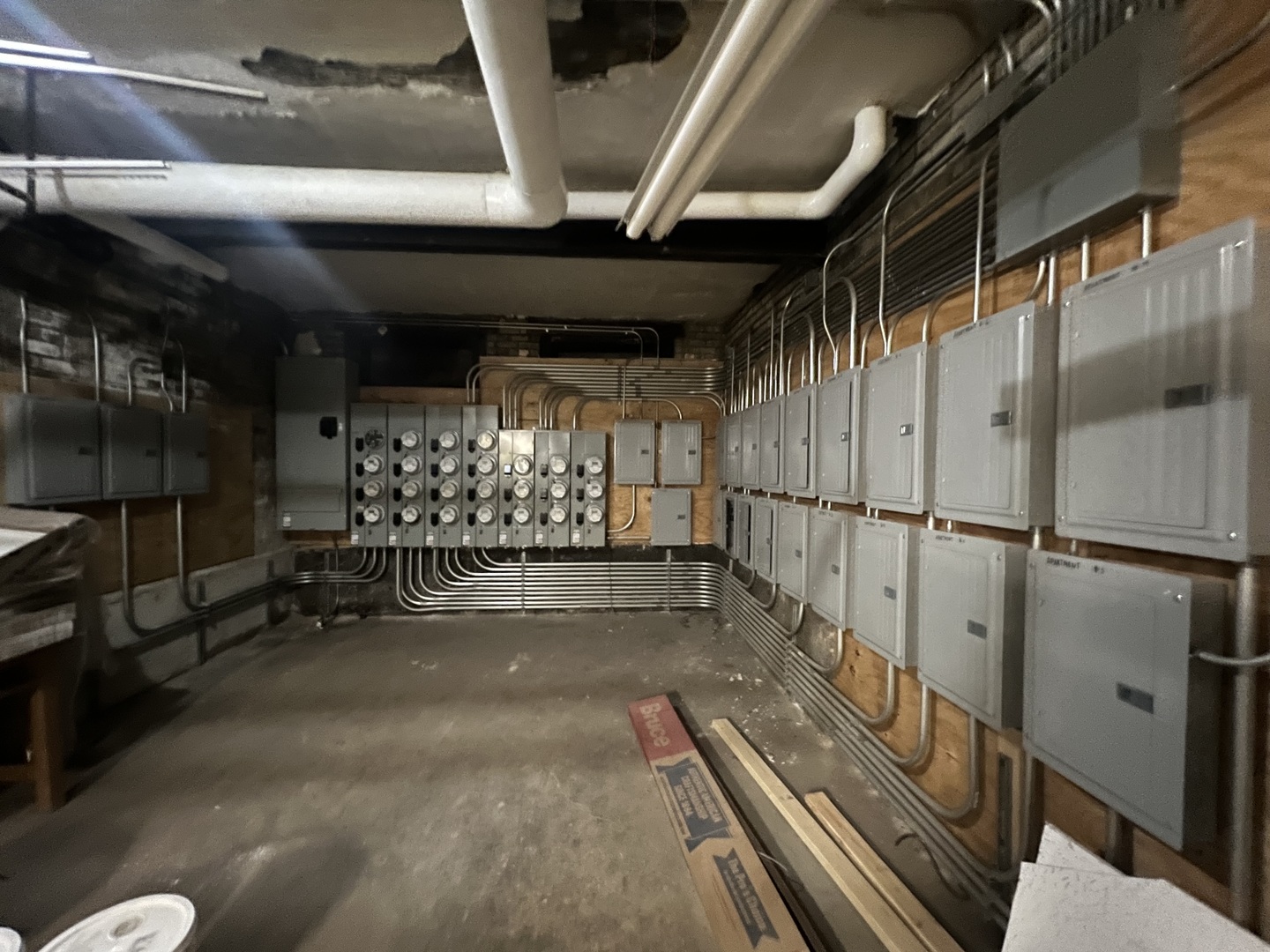 7661 North Sheridan Road Chicago, IL 60626 - Photo 18 of 19 a view of an empty room with wooden floor