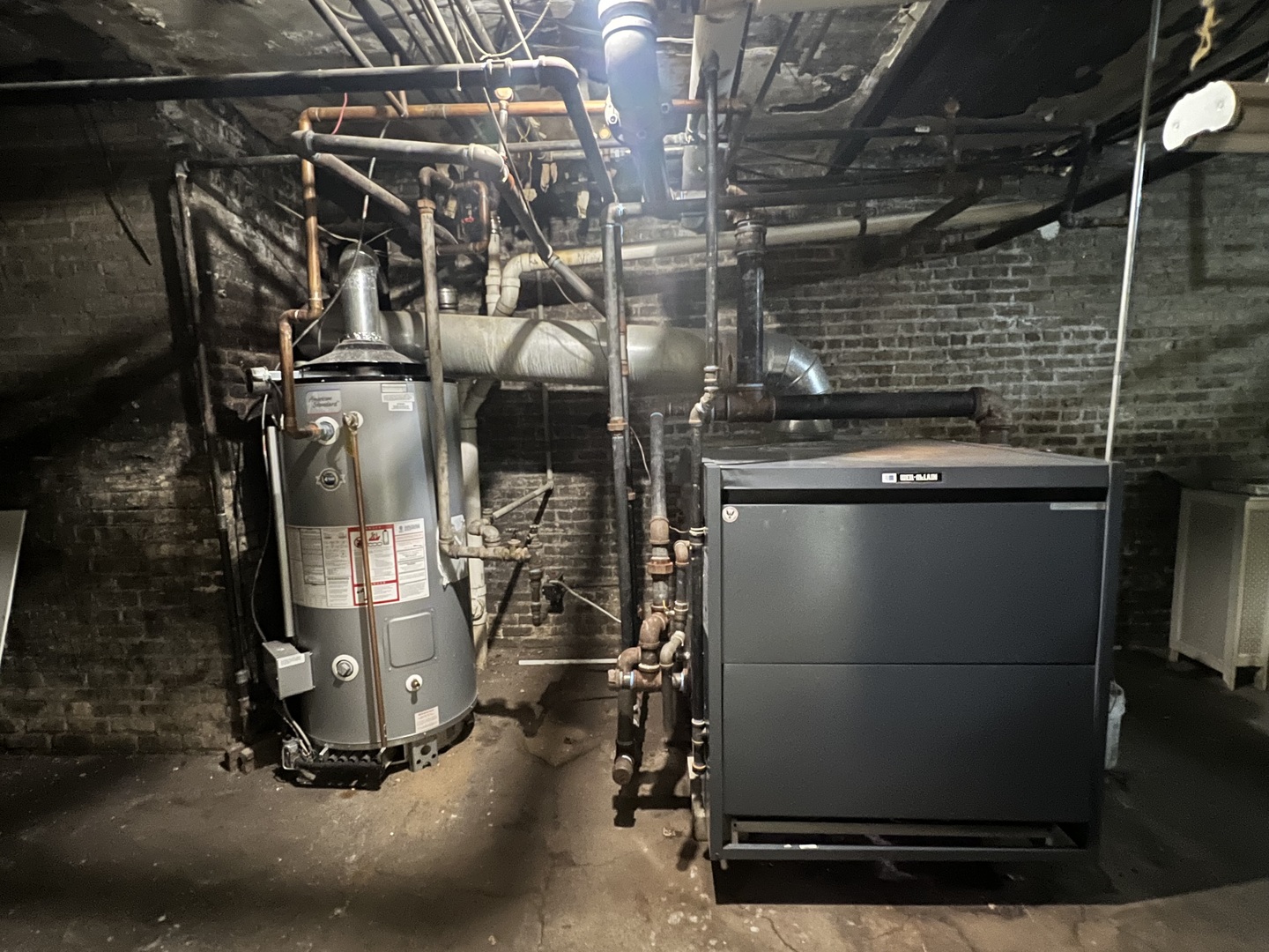 7661 North Sheridan Road Chicago, IL 60626 - Photo 19 of 19 a view of water heater room