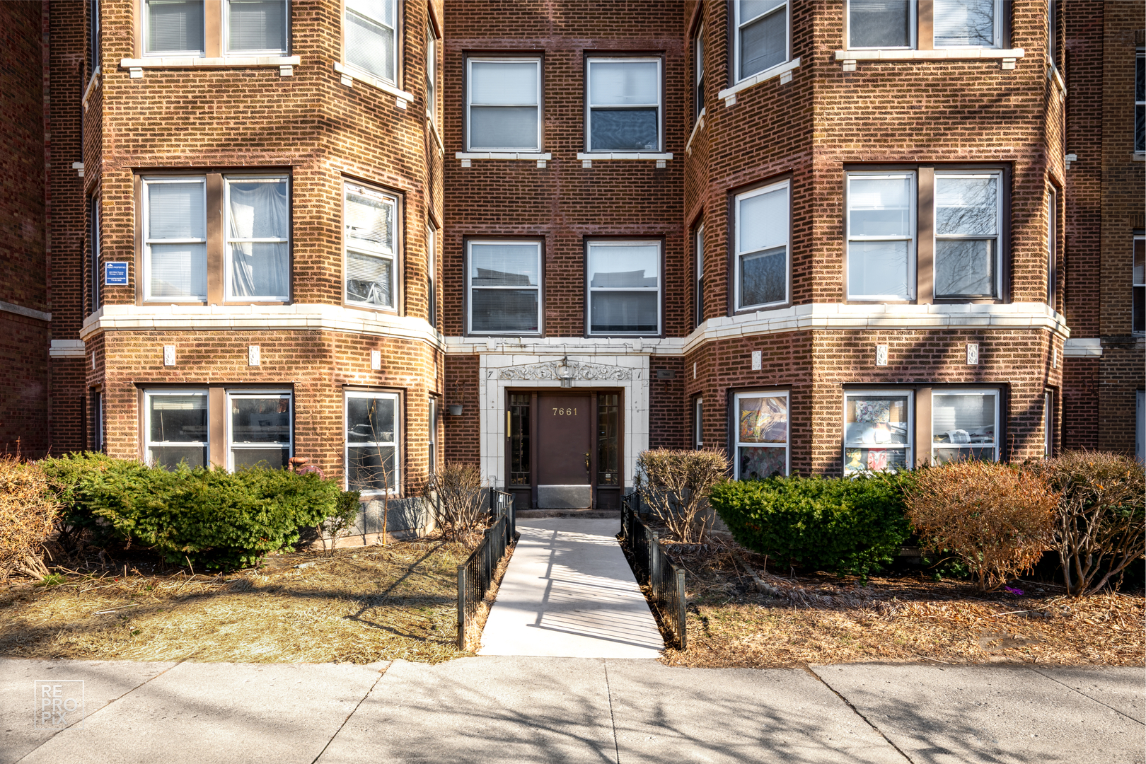 7661 North Sheridan Road Chicago, IL 60626 - Photo 3 of 19 a view of a building next to a yard