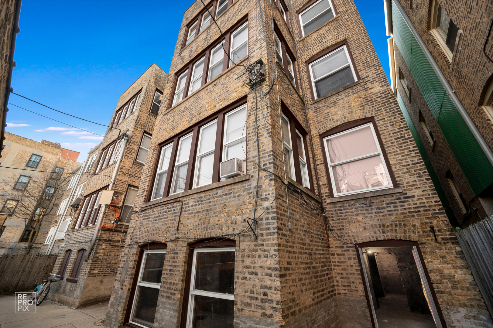 7661 North Sheridan Road Chicago, IL 60626 - Photo 6 of 19 a front view of a building