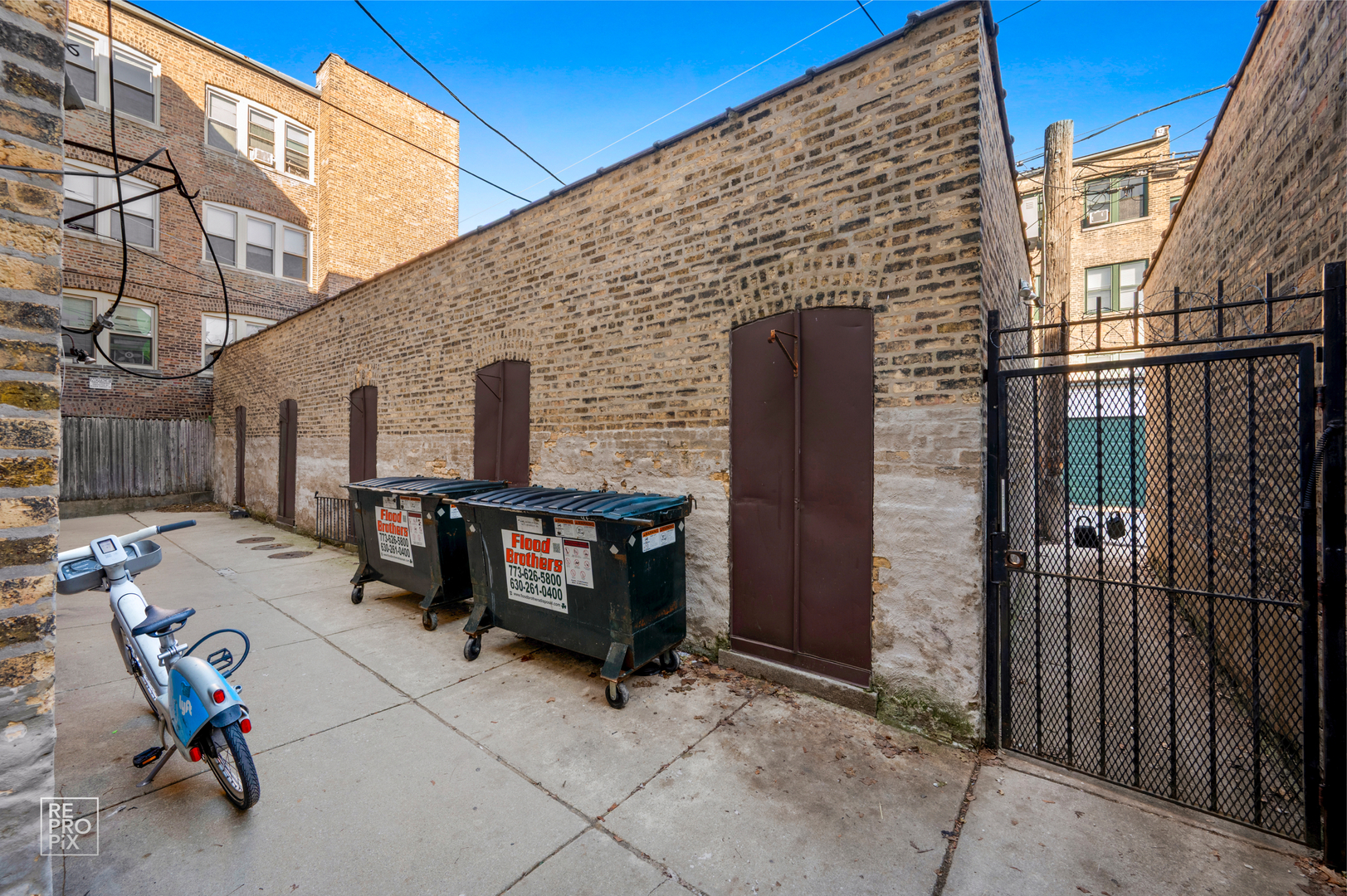 7661 North Sheridan Road Chicago, IL 60626 - Photo 7 of 19 a view of a patio with a dining table and chairs and ice snow