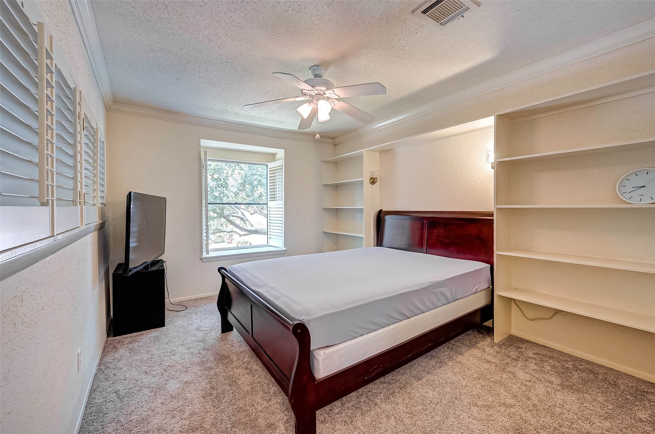 1908 Augusta Drive, Unit 7 Houston, TX 77057 - Photo 29 of 33 a bedroom with a bed and a window