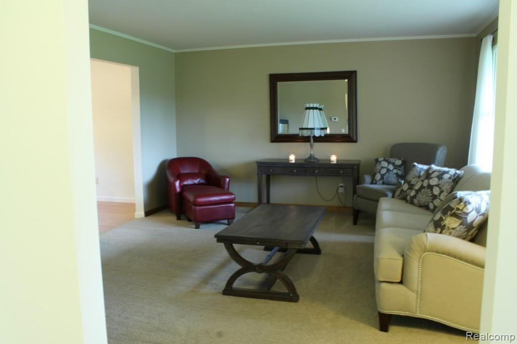 6544 General Squier Road Almont, MI 48003 - Photo 15 of 53 Living room