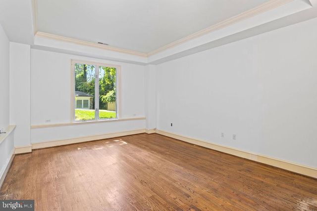 a view of a house with backyard and garden
