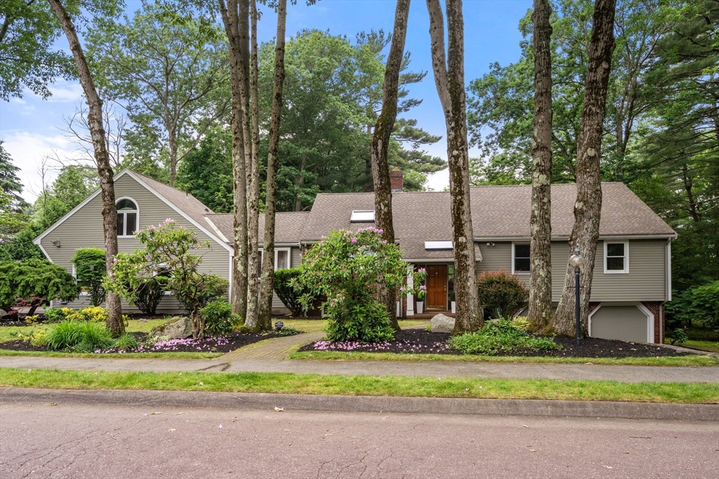 173 Locksley Road Lynnfield, MA 01940 - Photo 1 of 34 Gallery Image 1