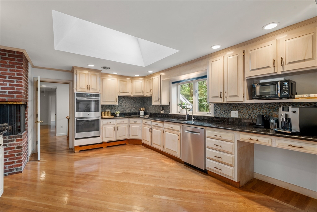 173 Locksley Road Lynnfield, MA 01940 - Photo 8 of 34 Gallery Image 8
