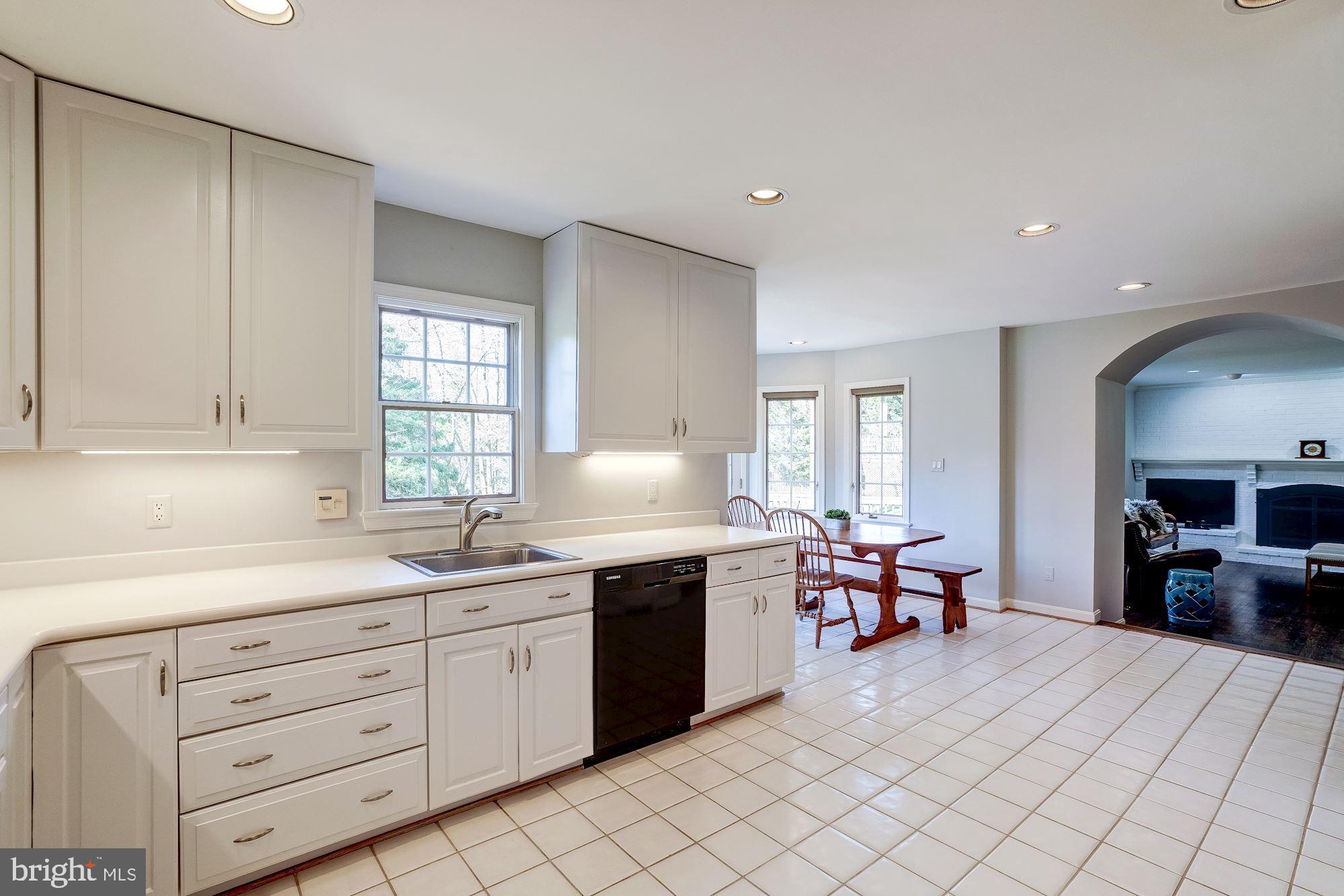 7913 Foxhound Road McLean, VA 22102 - Photo 7 of 37 Gourmet Kitchen