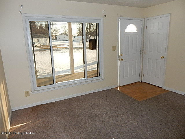 9100 New Maple Road Louisville, KY 40229 - Photo 3 of 18 Living Room