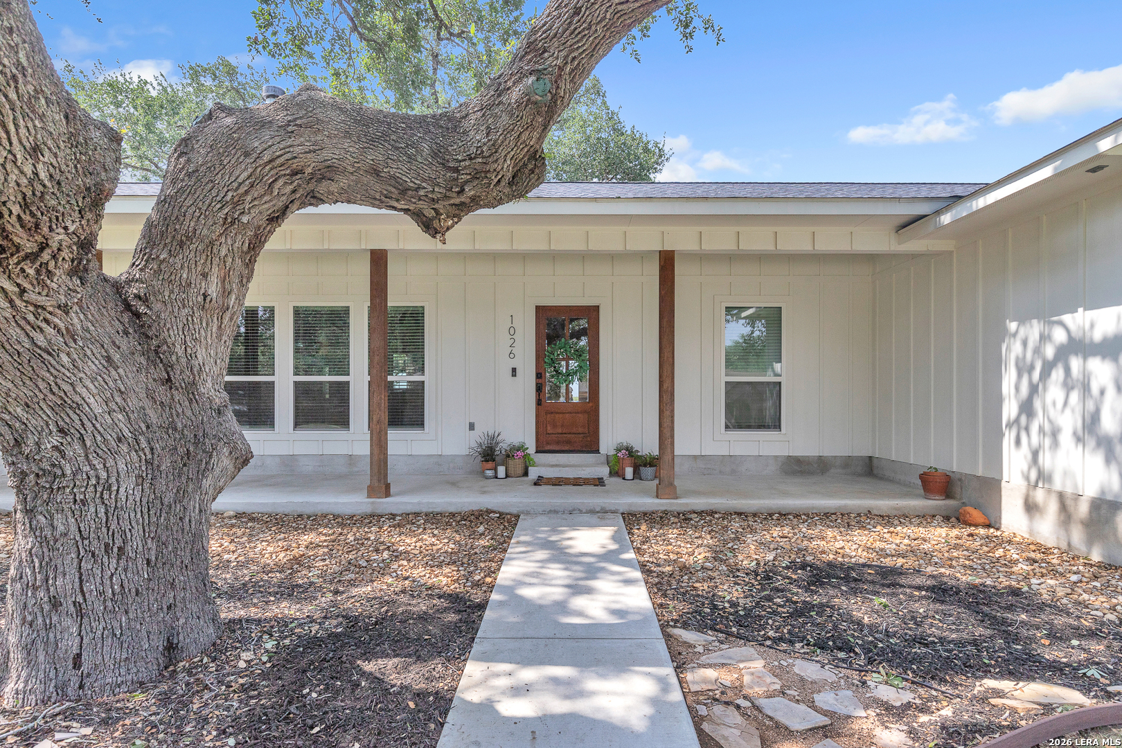 1026 Timbercrest Pleasanton, TX 78064 - Photo 2 of 37 a front view of a house