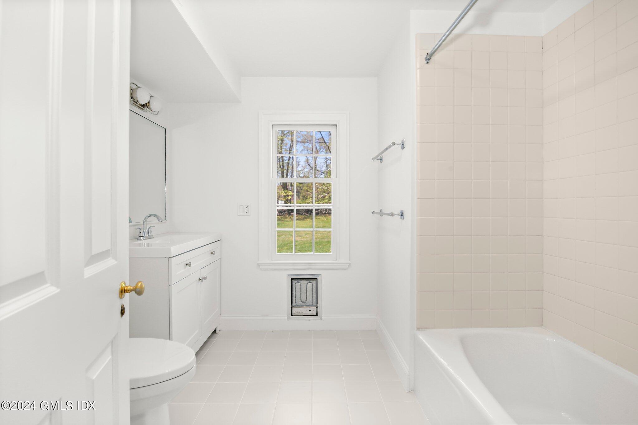 69 Clapboard Ridge Road Greenwich, CT 06830 - Photo 33 of 40 a bathroom with a bathtub sink and toilet