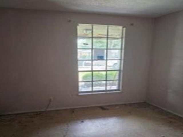 4806 Grapevine Street Houston, TX 77045 - Photo 8 of 13 an empty room with a window