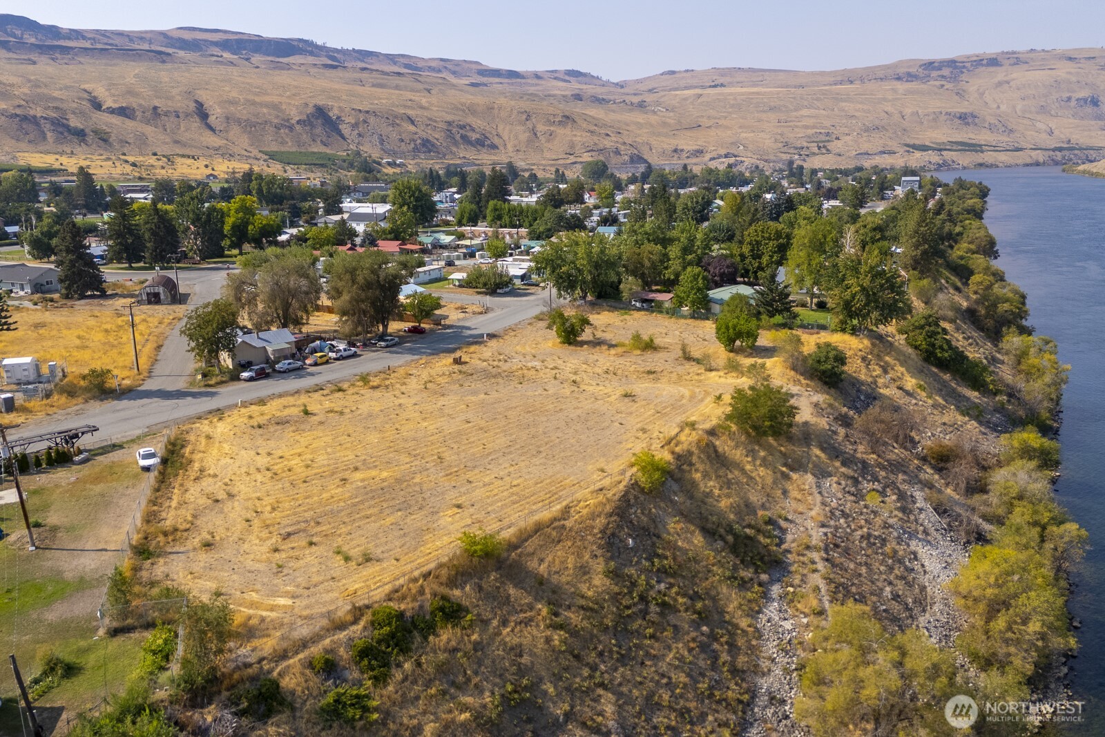1751 Fairview Avenue Bridgeport, WA 98813 - Photo 10 of 13 a view of a town with mountains