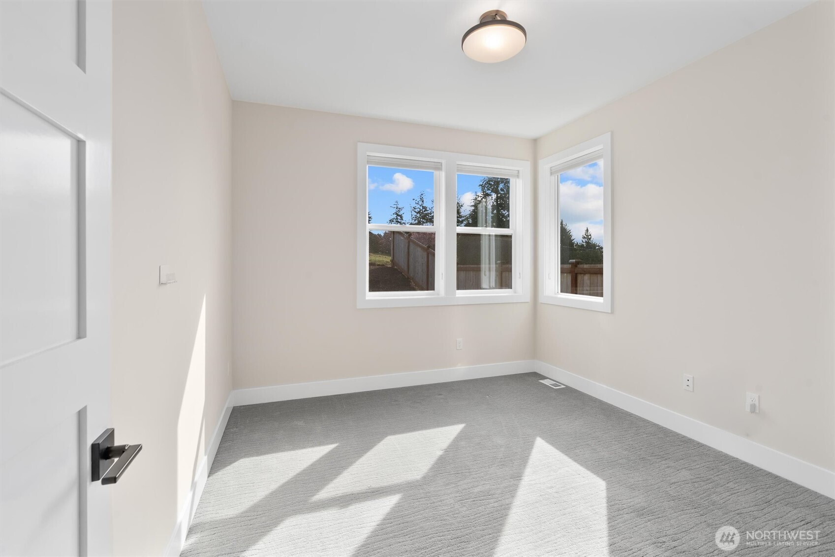 421 Rockefeller Avenue Everett, WA 98201 - Photo 14 of 40 a view of an empty room with a window