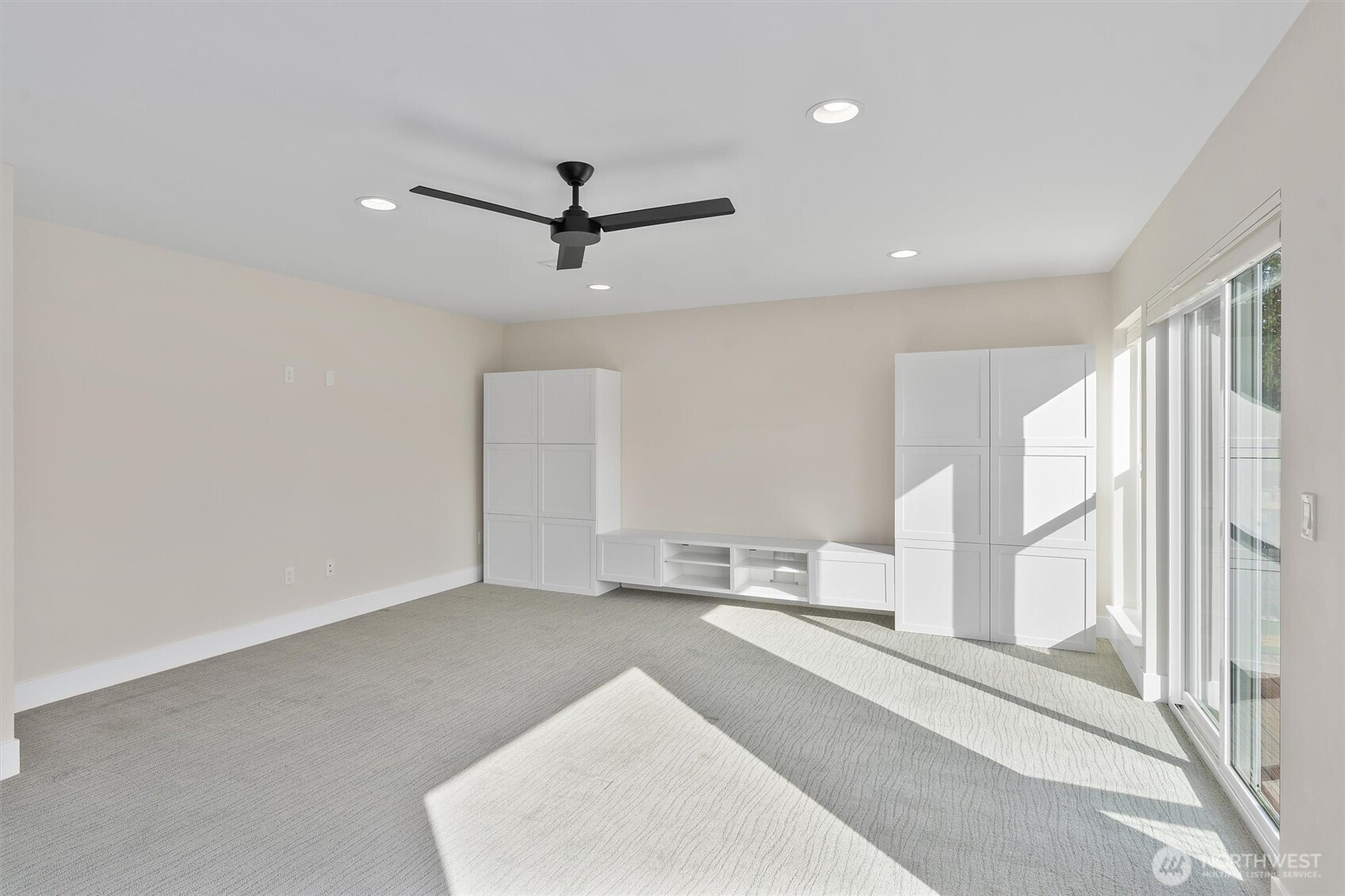 421 Rockefeller Avenue Everett, WA 98201 - Photo 24 of 40 a very nice looking room with a large window