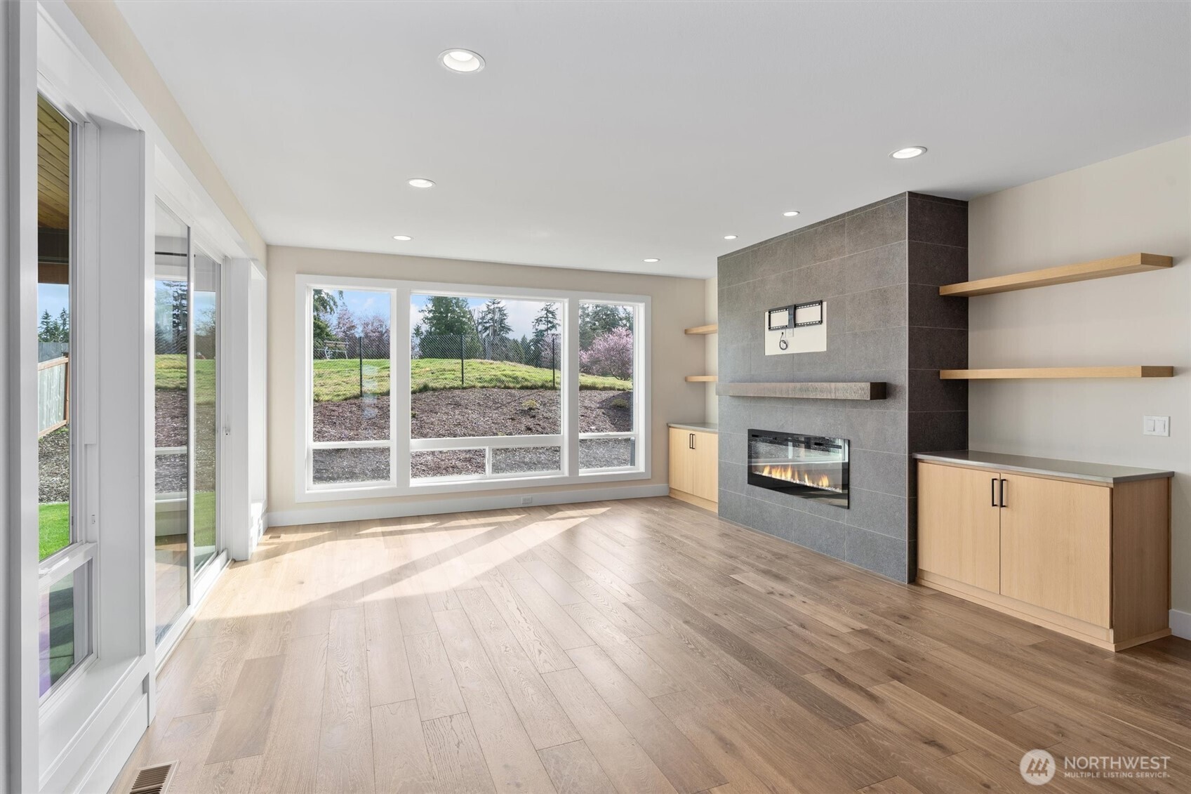 421 Rockefeller Avenue Everett, WA 98201 - Photo 9 of 40 a view of a livingroom with an empty space and a fireplace