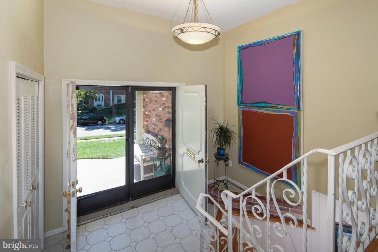 6016 Commack Court Springfield, VA 22152 - Photo 2 of 27 Interior (General)