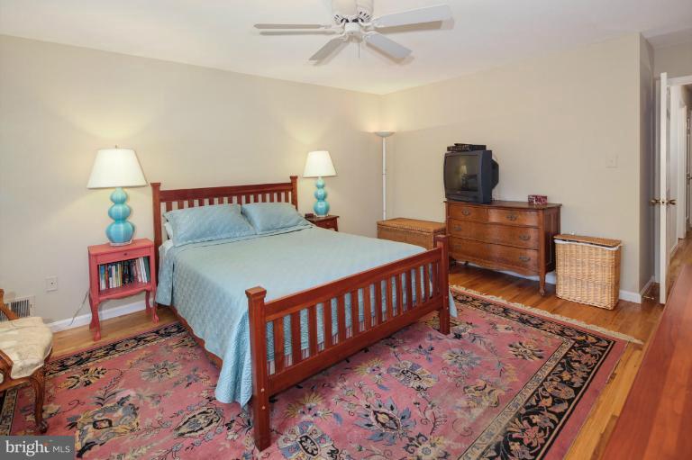 6016 Commack Court Springfield, VA 22152 - Photo 11 of 27 Bedroom (Master)